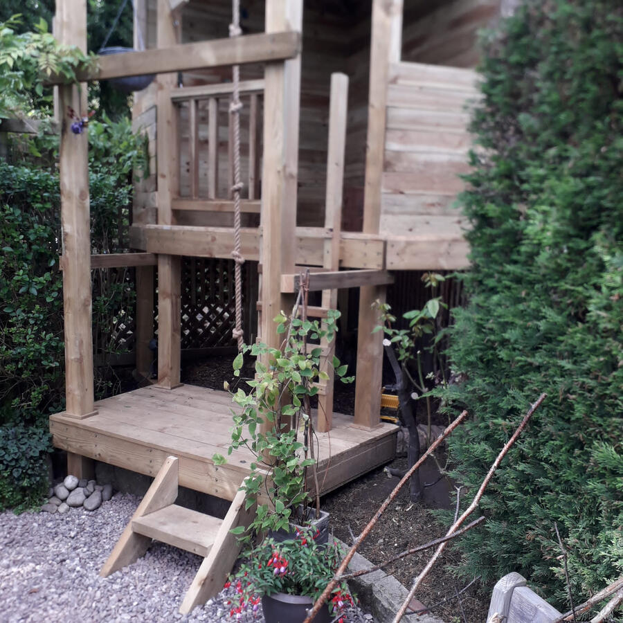 Steps leading up to the lower deck